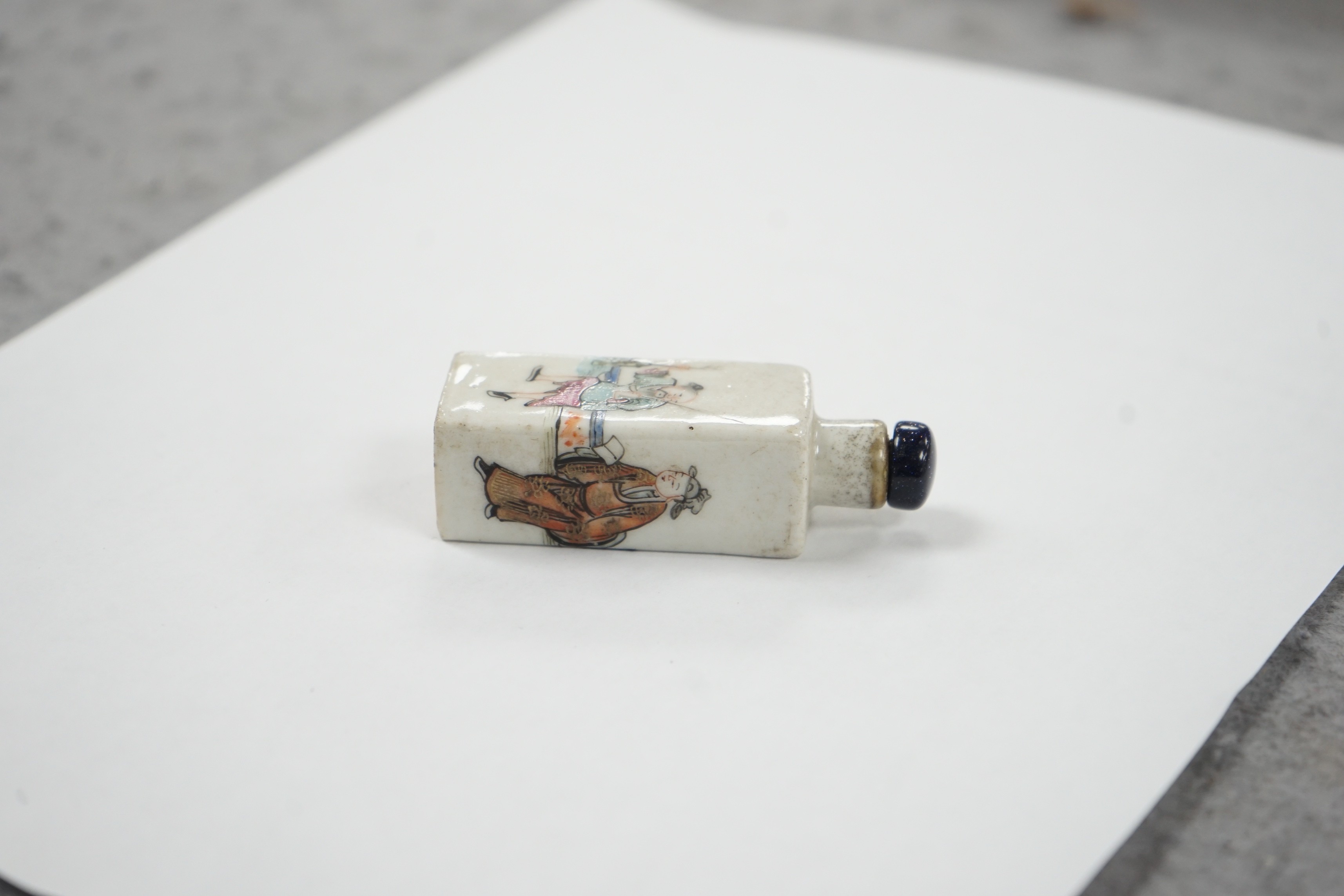 A Chinese square famille rose snuff bottle, Tongzhi mark, late 19th century, 6.4cm high